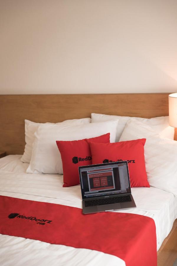 Reddoorz Tuan Viet Hotel Dinh Tien Hoang Хошимин Экстерьер фото